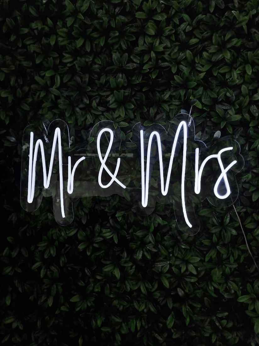 9920e0_3cb3b982e76e4371813fcbacbc638e2emv2.jpg Mr & Mrs Neon Sign - Image 1